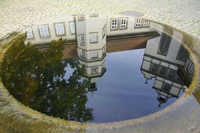 Schloss Gifhorn spiegelt sich im Schlossbrunnen