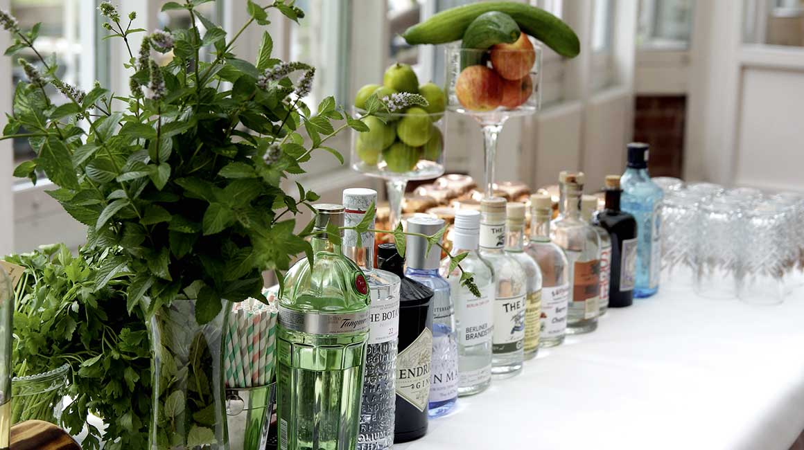 Buffet mit verschiedenen Ginsorten